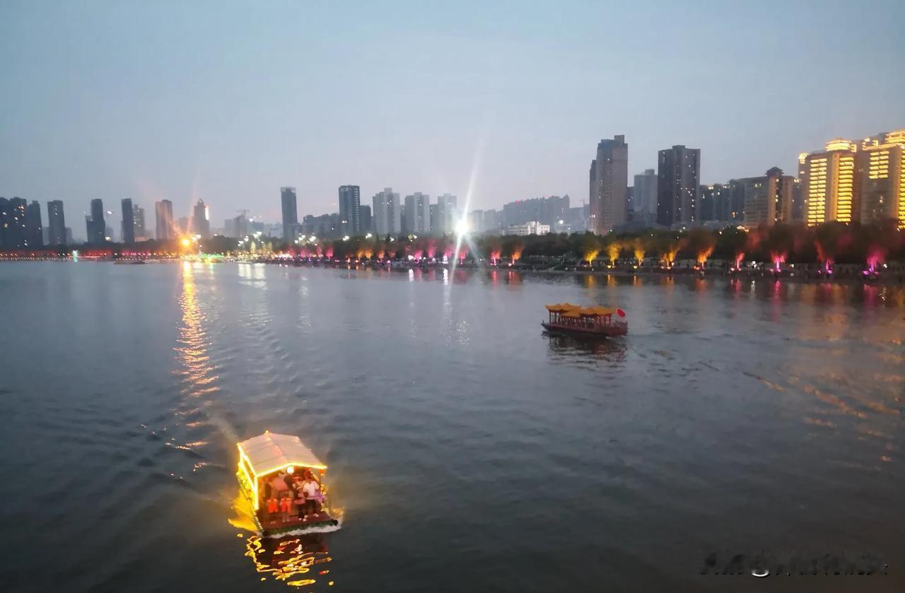  咸阳美不美？看看国庆佳节，游玩风雨廊桥，清渭楼的人群，你就会有答案了。不多说了