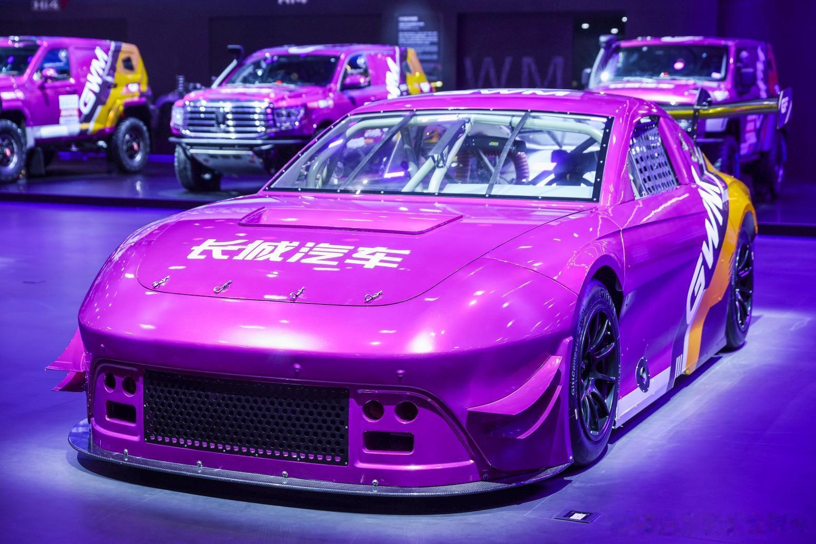 “长城汽车赛车日”在北京车展长城汽车展台启幕。活动现场，环塔拉力赛战车、GF 高