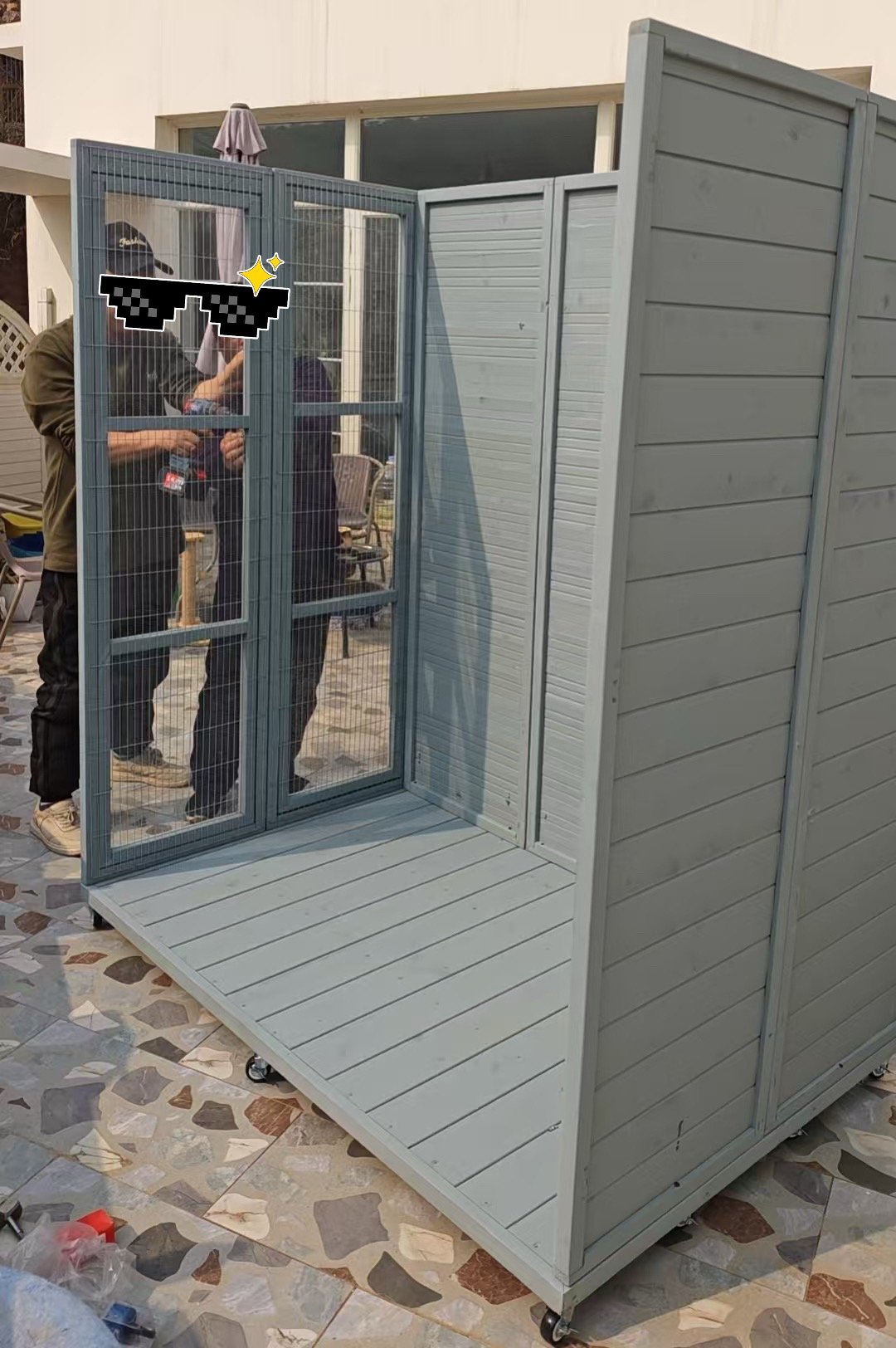 定制的猫屋送到了，师傅们开始安装了～好期待。 