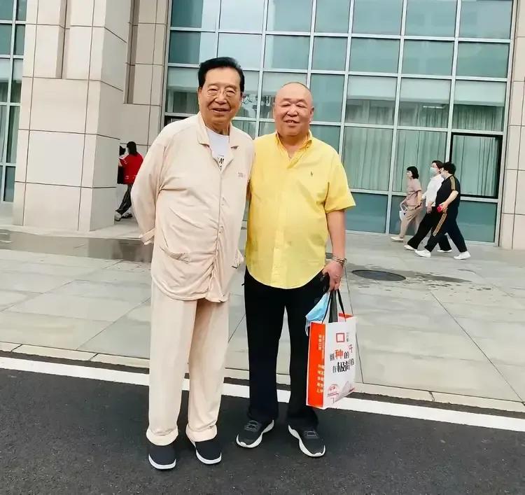 87岁著名歌唱家李双江在医院露面，疑似疗养，整个人精神矍铄，状态尚佳！

6月2