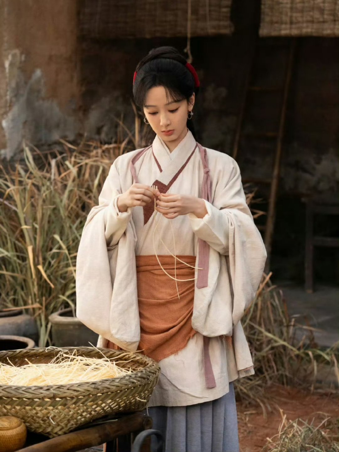 杨紫 没人通知我啊 4月1日愚人节当天，90花杨紫参加品牌活动，主持人爆出杨紫主