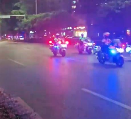 老汉约了一个美艳的女子去开房，支付了 300 元，进屋后老汉迫不及待的要跟女子缠