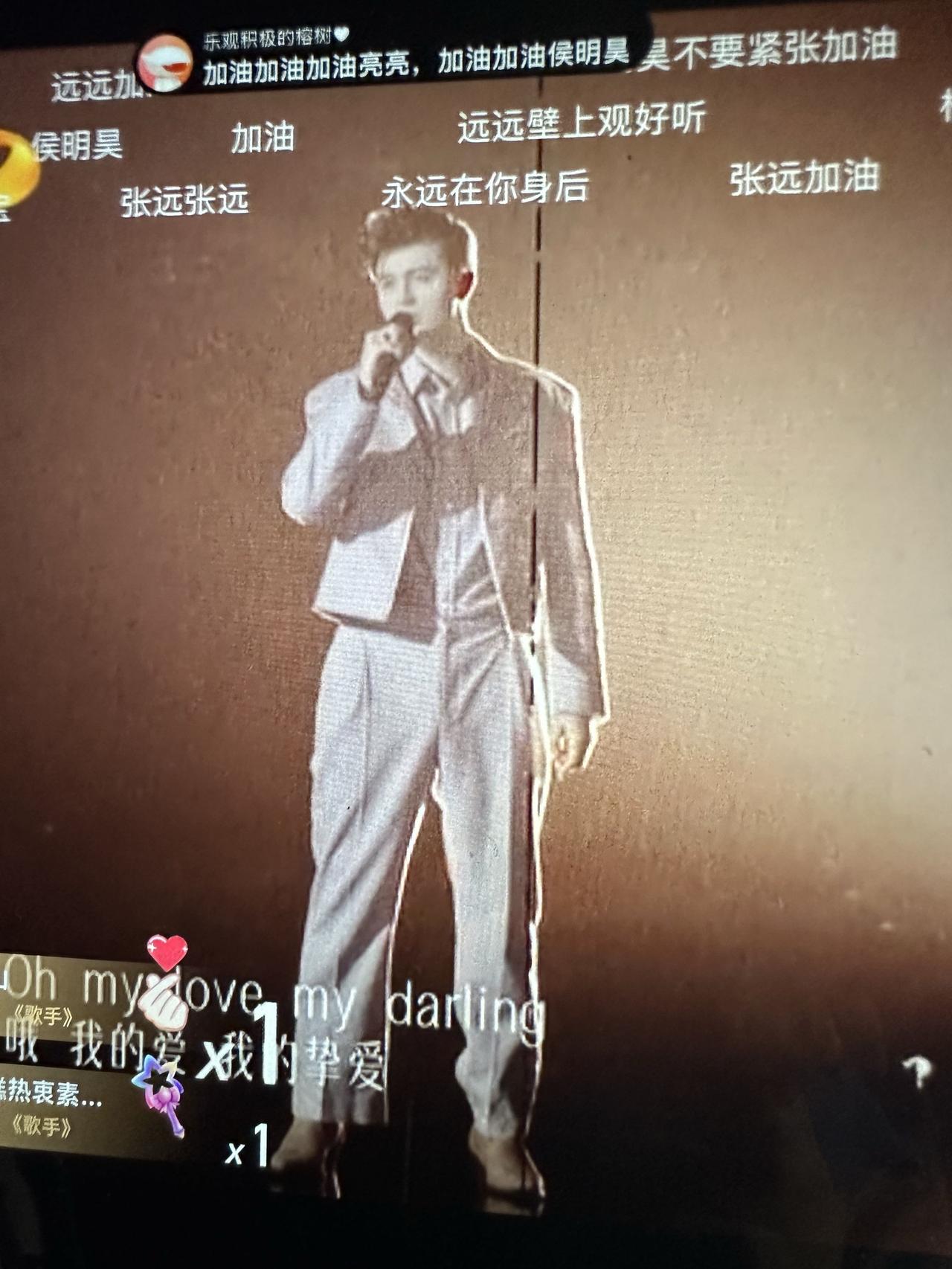 今晚被艾略特直接惊艳到了！一开口我就知道——这哥们要留下来了！
他的嗓音太有味道