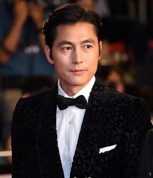 曝郑雨盛已婚公司回应郑雨盛结婚 据韩媒，知情人士透露称演员郑雨盛已经和交往十年的