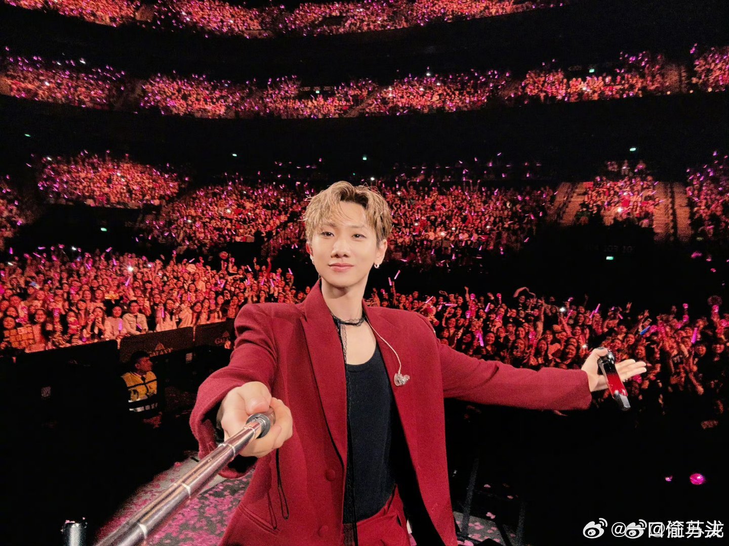 汪苏泷在演唱会上抱了妈妈汪苏泷澳门演唱会名场面！唱到动情直接冲下台，紧紧抱住台下