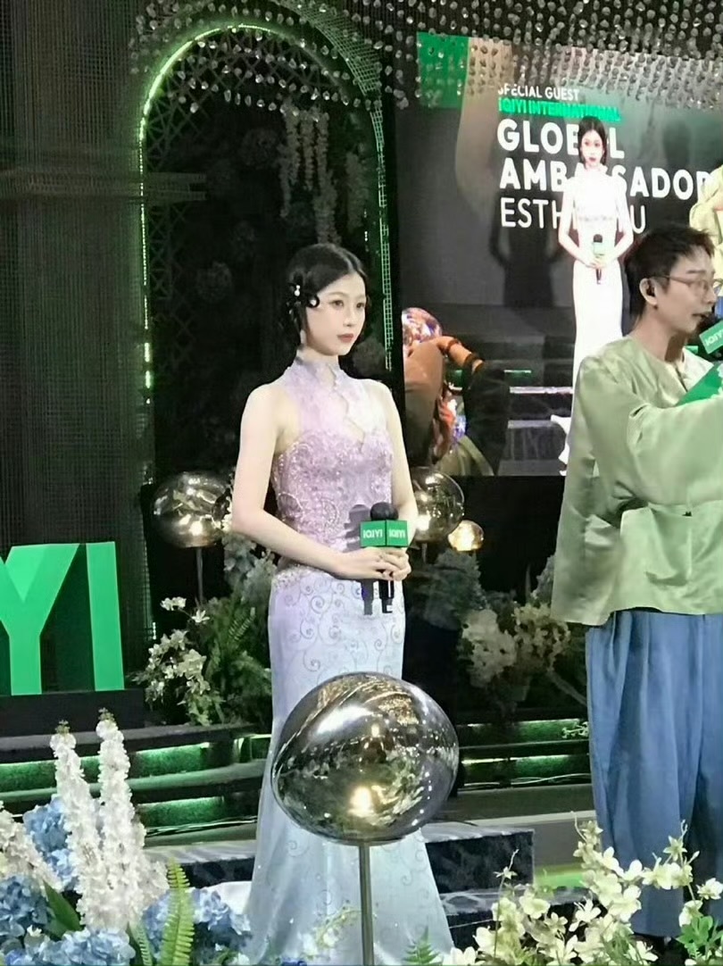 虞书欣今日马来西亚活动妆造，这套淡紫色蕾丝旗袍造型把虞书欣的身材腰臀比展现的刚刚