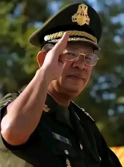 洪森会倒向西方吗？

很有可能，也可能不会，可能的原因是他把儿子送到美国接受西方