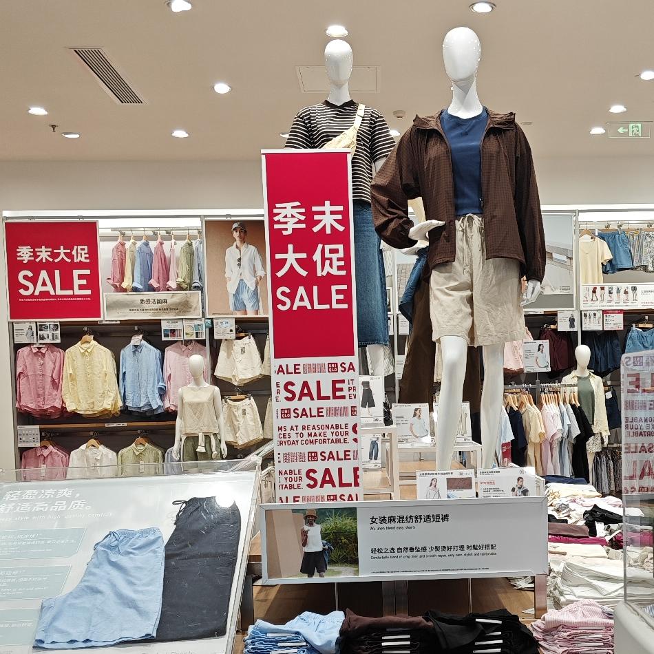 <季末大促>活动推出了多款<季末劲爆价>的衣服。
<季末劲爆价>爆出来的衣服真不