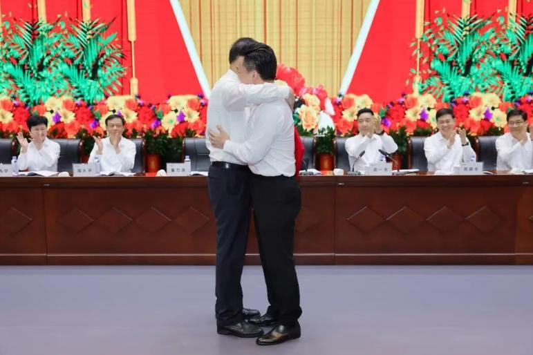 87年钢二代，正式接班。
来自中天钢铁的官方消息，中天钢铁集团正式聘任董力源为公