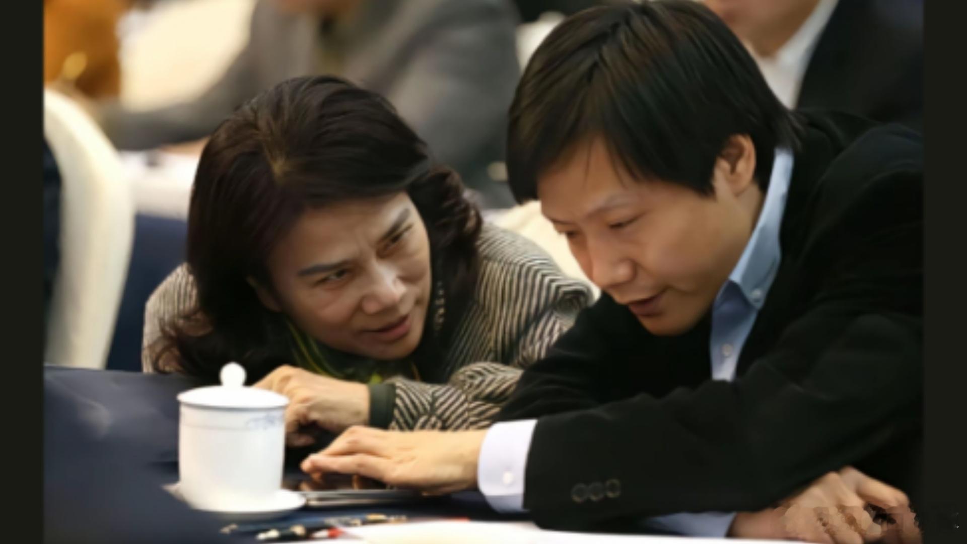 我军哥这个自拍表情绝了。“偷感”无敌，堪比军哥怒蹬周鸿祎那一张。仅次于董大姐看军