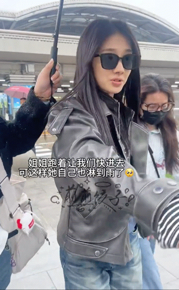 王影璐跑着带粉丝躲雨 果然只有女孩子之间的这种相处更让人心暖暖的，尤其是王影璐带