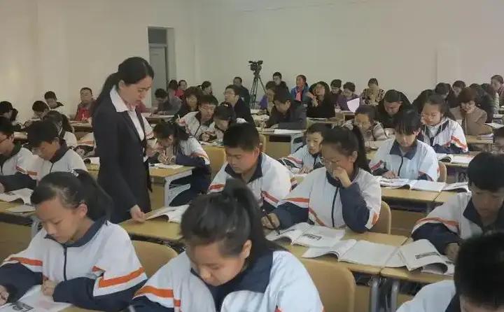 中考上岸重高才懂，初中很多大坑，当时没人提醒，踩一个就可能与重高无缘！
 
1.