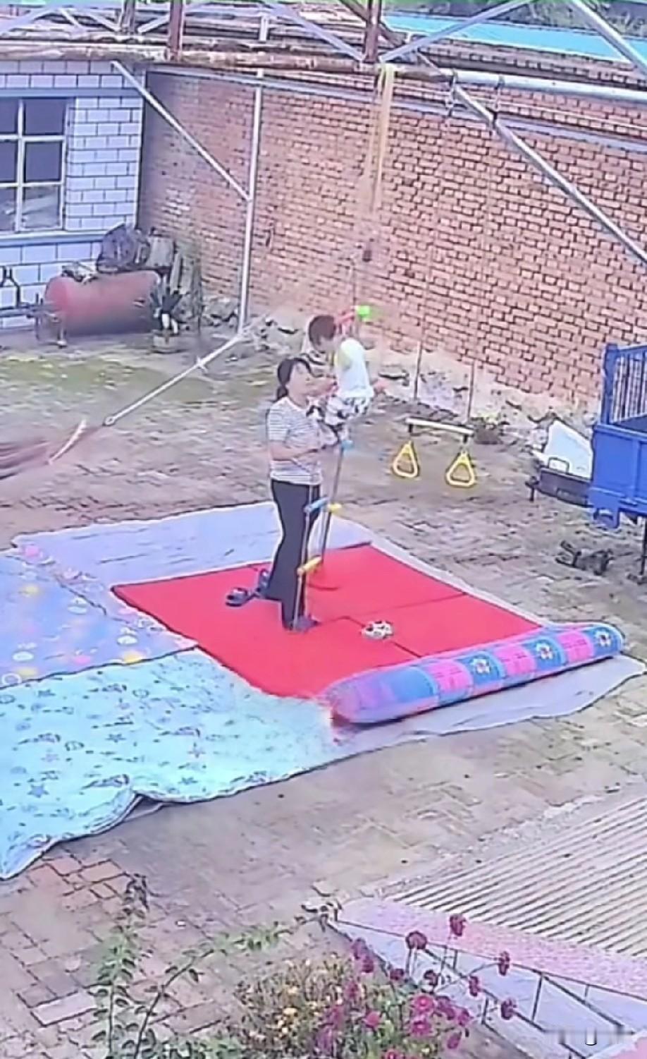 不要再质疑4岁女娃能跑出10公里？！
丁一小朋友从小就是特种兵！
虽然在农村，大