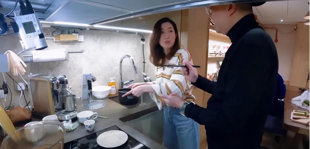 铜锣湾超市的冷柜前。
佘诗曼拿起低脂牛奶，胳膊肘怼欧阳震华：“你那血压，忘了医生