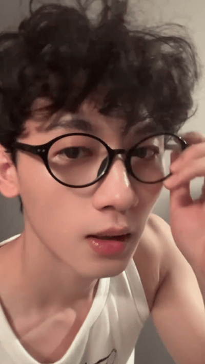 马韬ggez舞蹈挑战马韬最新手势舞营业少年清爽气质搭配舞蹈，每一帧都格外戳心 