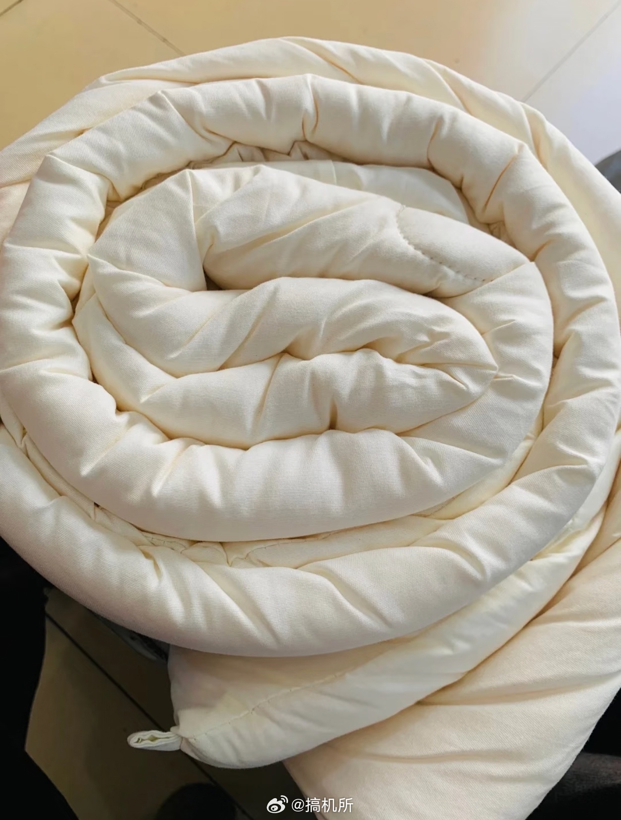 床上最脏的一个地方很多人从没洗过大部分人的枕芯和被芯都很少清洗，而且有些材质一洗