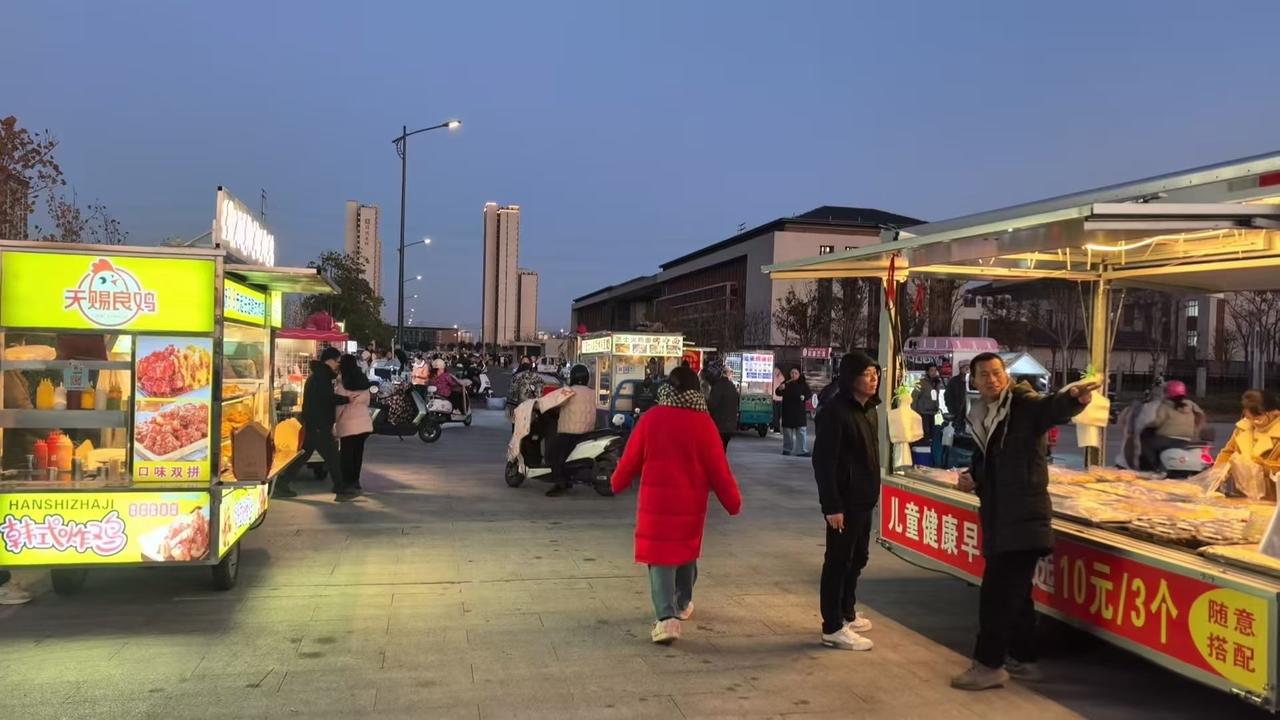 下课铃落
烟火升起，
校门口的小摊
承包了所有放学的快乐～放学的热闹情景 学校放