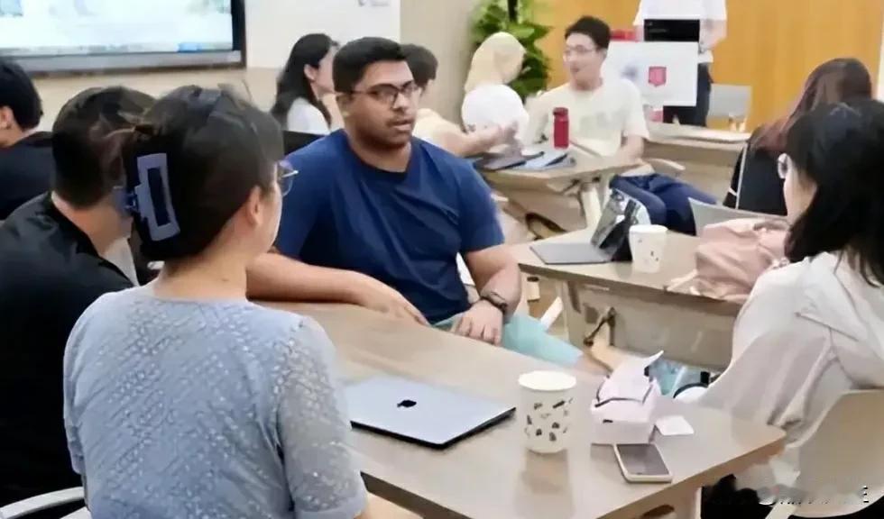 复旦男生被印度留学生殴打，校方想息事宁人，印度人没事已回国。
按理来说，一个外人