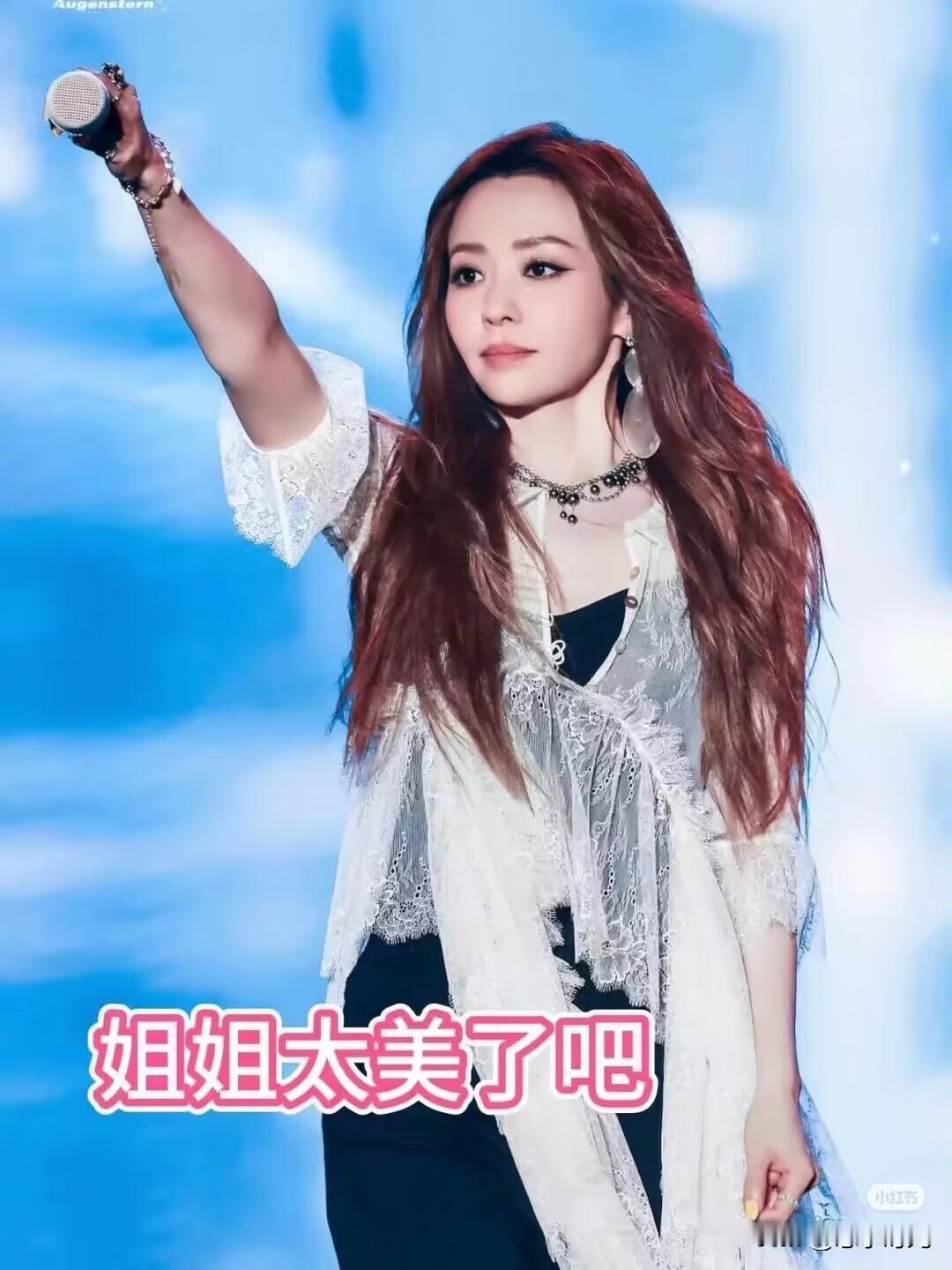 张靓颖不对劲。她今年都41岁了，没生娃，没结婚，没当妈，然而在一直努力开演唱会，