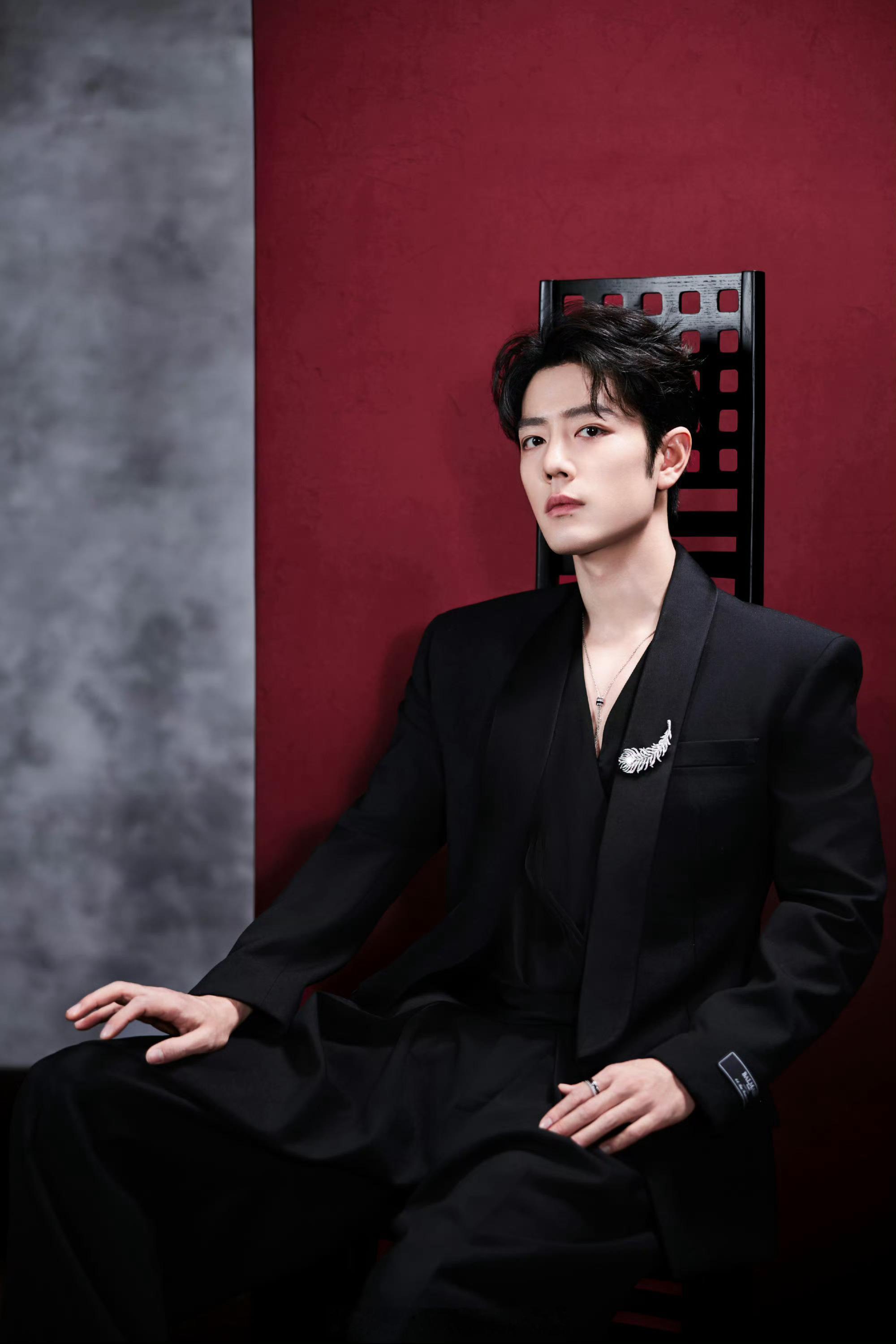 肖战网络视听出图肖战身上有三顶帽子 肖战中国网络视听盛典官方造型图🈶，演绎低调