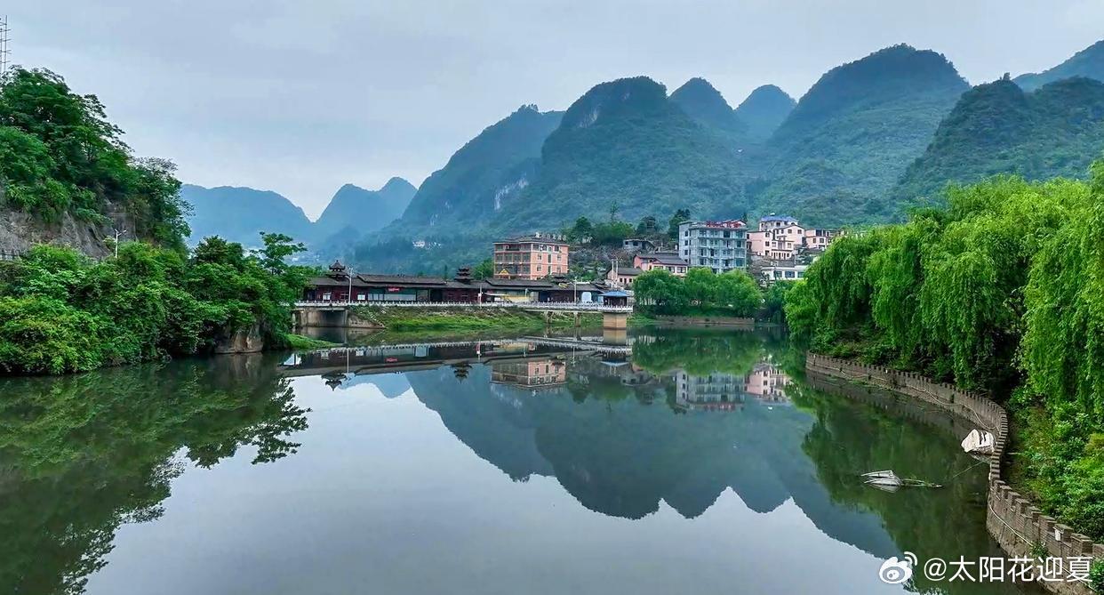 盘州娘娘山褪去暑热，换上天然盛装～雨后云海翻涌过层叠峰峦，银湖面如镜，将苍翠青山