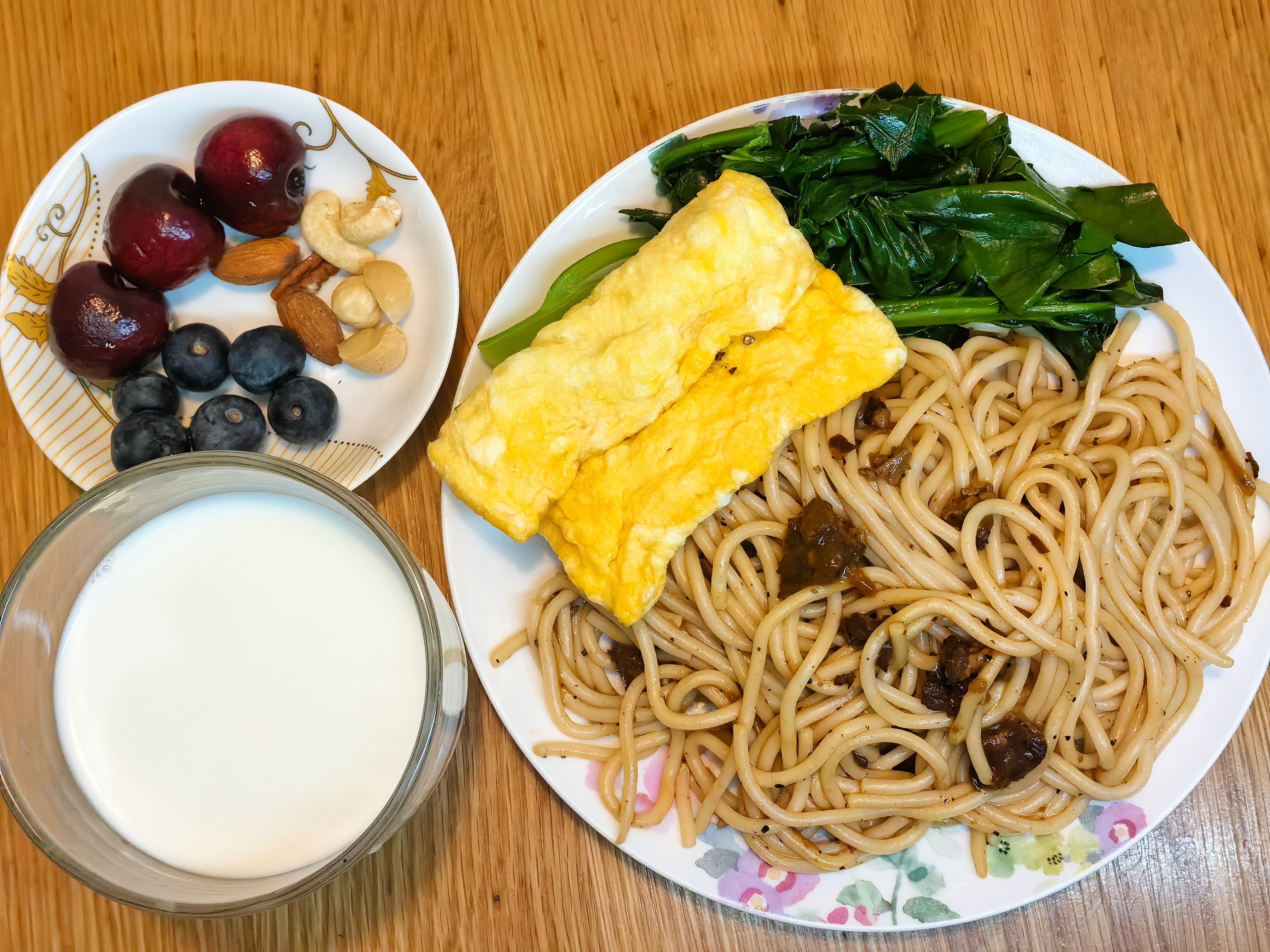 波妞的早餐  又是一个睡懒觉的周末早晨。屋外晴朗明媚，屋里温暖如春，没啥急事，踏