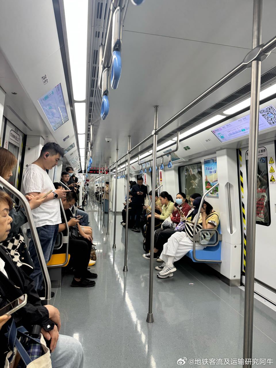 西安地铁 网友：2026-05-22（周五）早上七点半，西安地铁15号线，樱花广