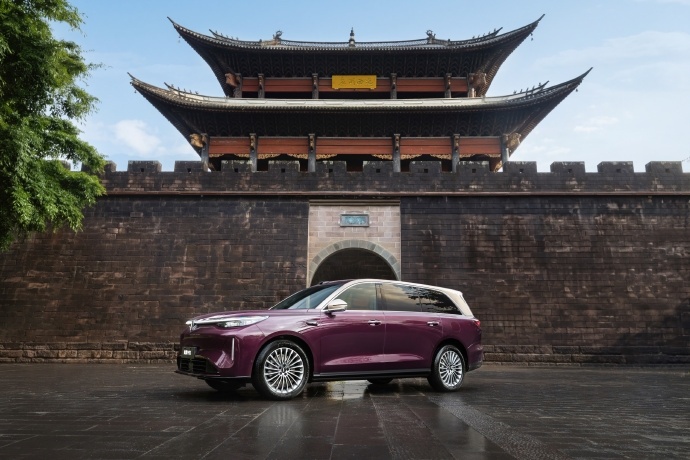 原来魏牌V9X竟有两个尺寸魏牌V9X这回挺实在，上来就给大家两个尺寸选：加长版和