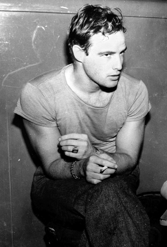 《欲望号街车》（1951）片场的马龙·白兰度𝐌𝐚𝐫𝐥𝐨𝐧 𝐁𝐫?