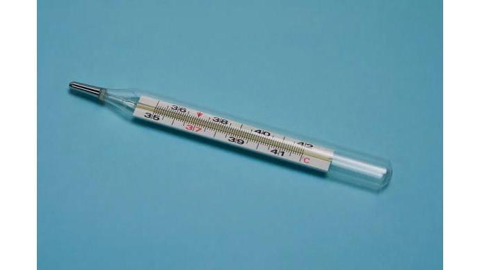 医生警告：你家的体温计可能正在害你！水银体温计VS电子体温计谁更准？
水银体温计