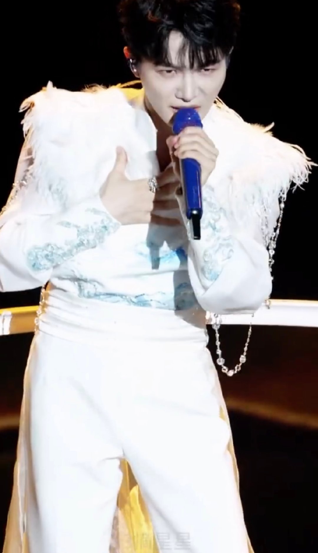 周深新歌求真首唱周深新歌求真舞台首秀周深一开口就是顶级OST水准，《求真》首唱热