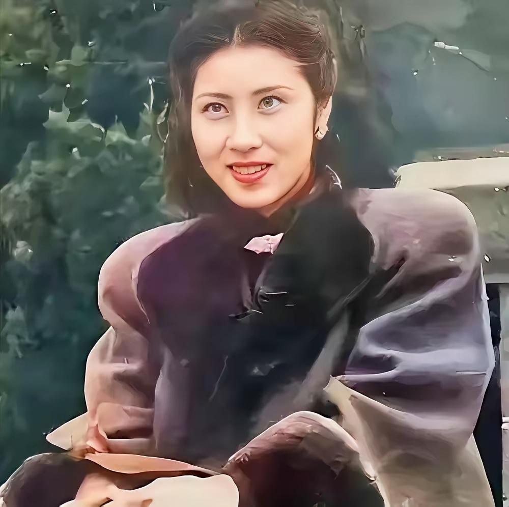 1947年，张灵甫被击毙，19岁的王玉龄为他守寡，蒋经国屡次三番骚扰她。

然而