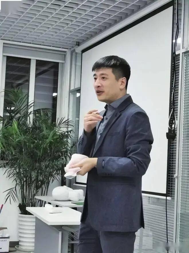 一个在GitHub上发布、名为“张雪峰.skill”的开源项目近期引发广泛关注与