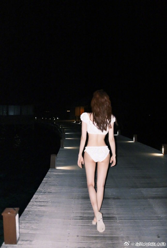 徐璐晒海边泳衣照徐璐晒出自己海边泳衣照，看了一眼我的奶茶，想跪下求自己别喝了。徐