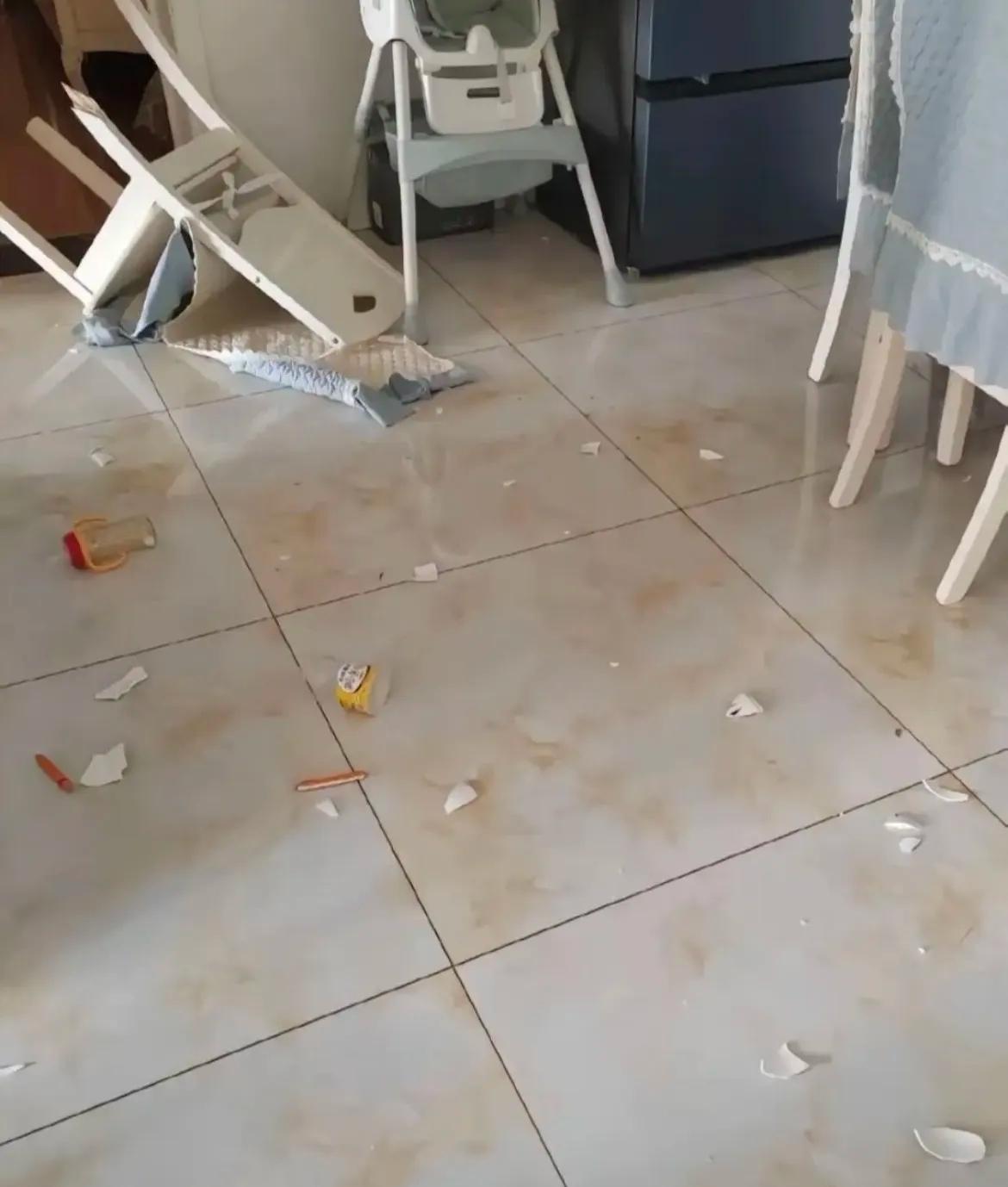 弟弟的丈母娘在弟弟家住了一个月，弟弟就不耐烦想赶人家走，我知道后打了弟弟一巴掌，