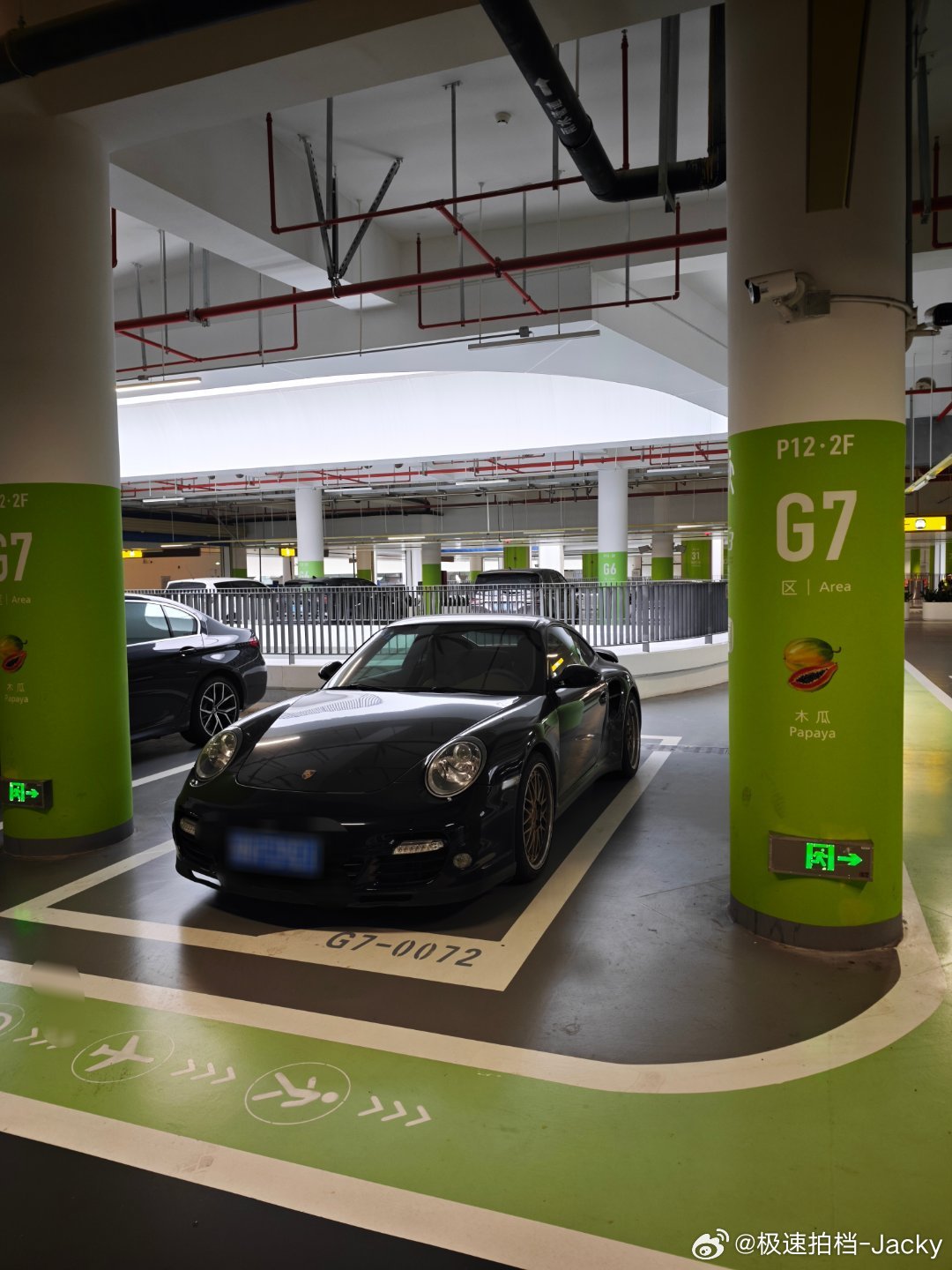 白云机场T3 停车位太好了吧？一堆单独位997 Turbo 应该是永远不会卖的一