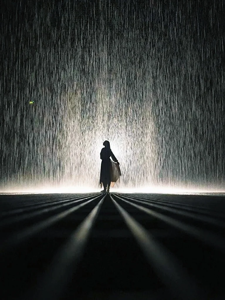 在沙迦邂逅“不会湿的雨”赛博朋克大片get