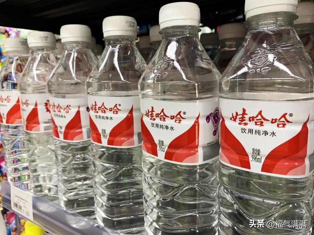 全网都在说娃哈哈涨价，
但仔细看官方声明里那句话——
“有升有降以保障经销商伙伴