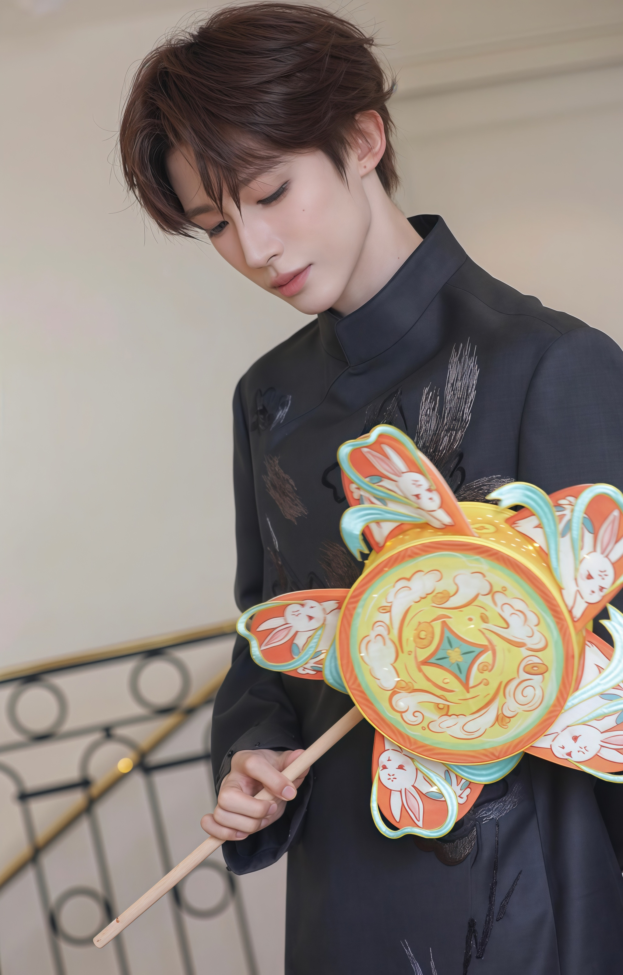 刘宇[超话]刘宇东方美点亮巴黎 刘宇在 夏姿陈26春夏巴黎时装秀 点亮月兔走马灯