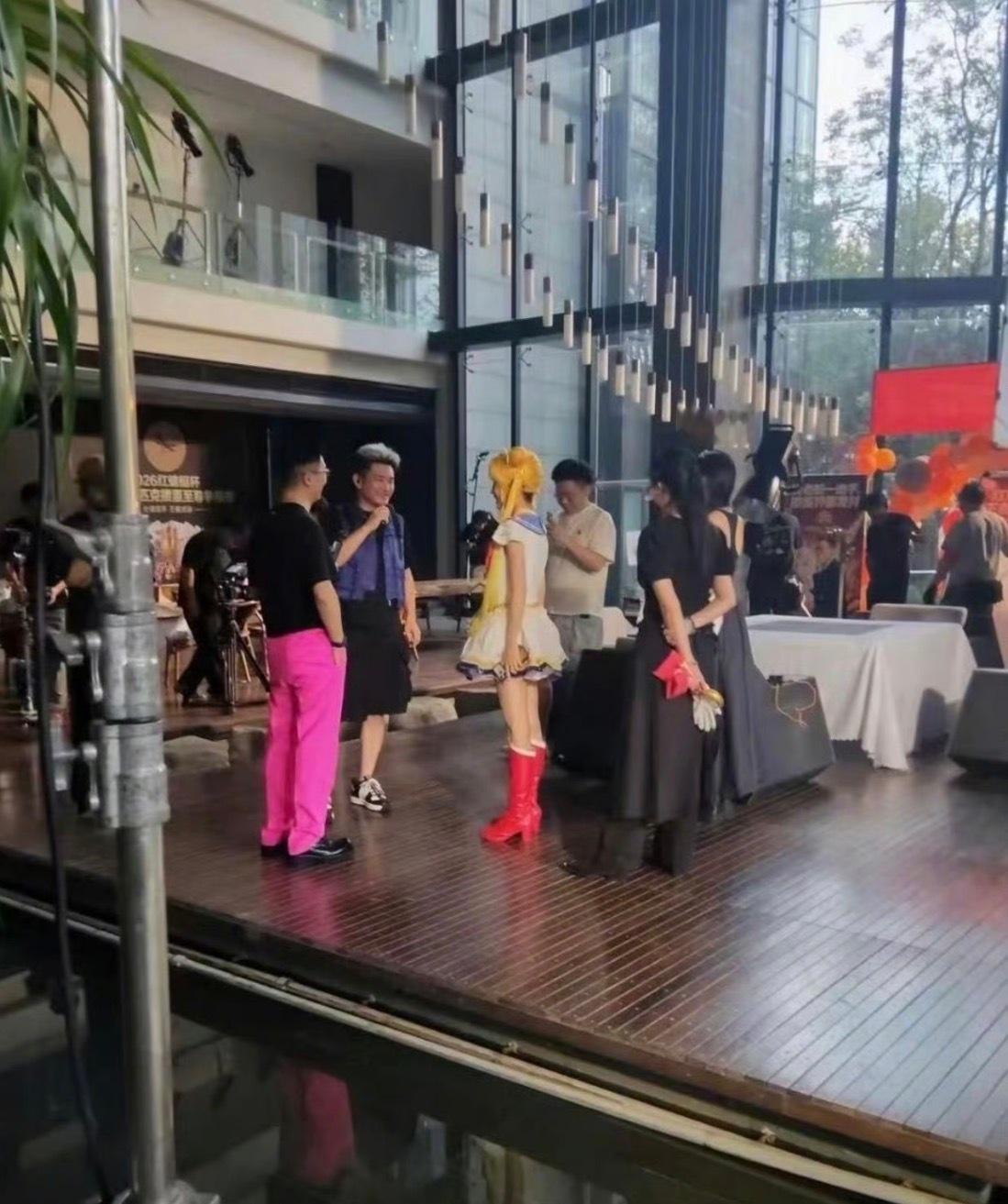 天呐 这居然是今年的图片吗[捂嘴哭]我以为是早期cos图 Angelababy又