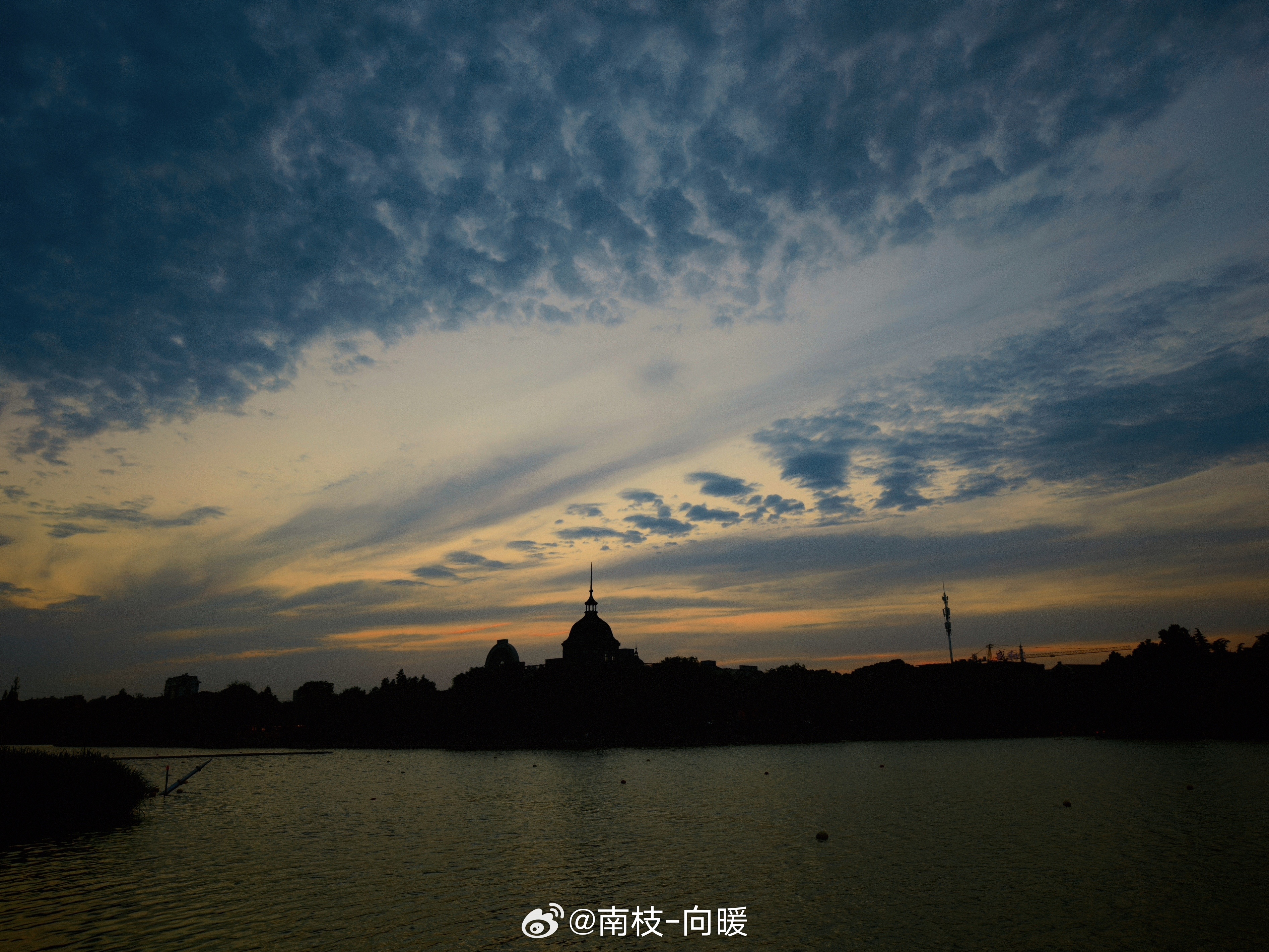 真正双向奔赴的人，怎么会需要你一个人用尽全力的奔向他呢。一旦深陷，你会遍体鳞伤的