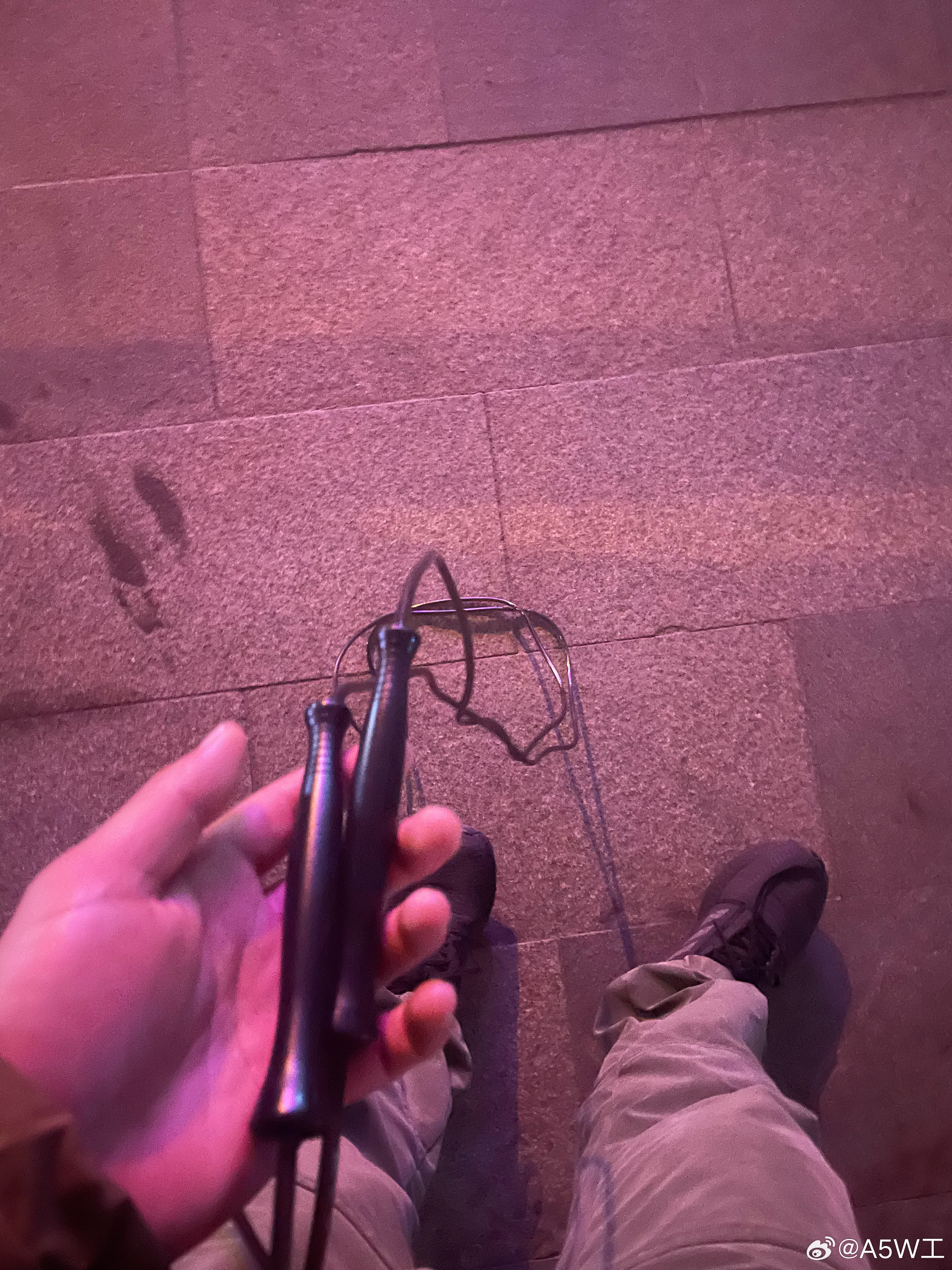 说开始锻炼就开始。这绳子是来这边没多久就买了，在迪卡侬花了我好像9.9大洋，第一