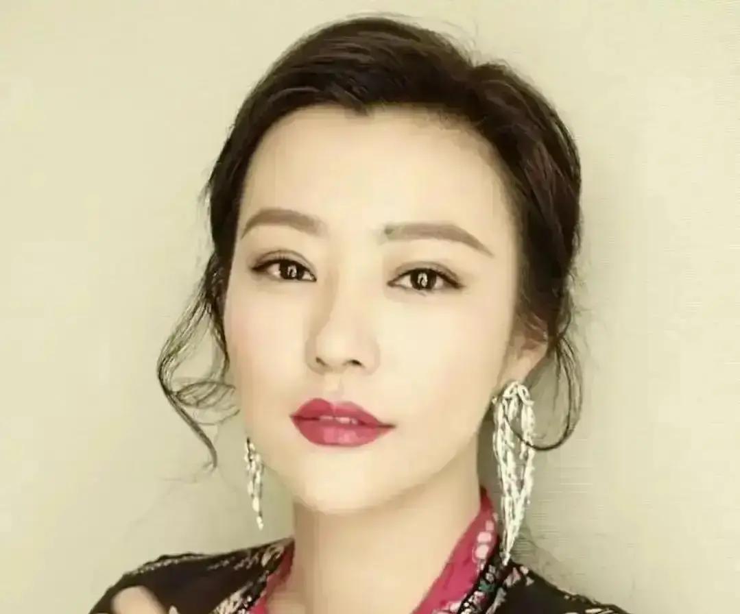 老戏骨也得考试了！
 
北影节刚结束，郝蕾一句“有些老脸该挪位置”把后台炸开锅。