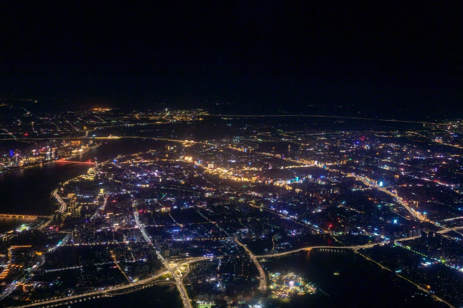 晚上11点，夜已深，但在高通透空气加持下，南昌一江两岸夜景依旧绚丽夺目[哇] ​