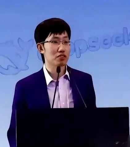 AI圈的游戏规则，又被梁文锋改写了！

  这位低调的技术大佬从不爱搞花里胡哨的