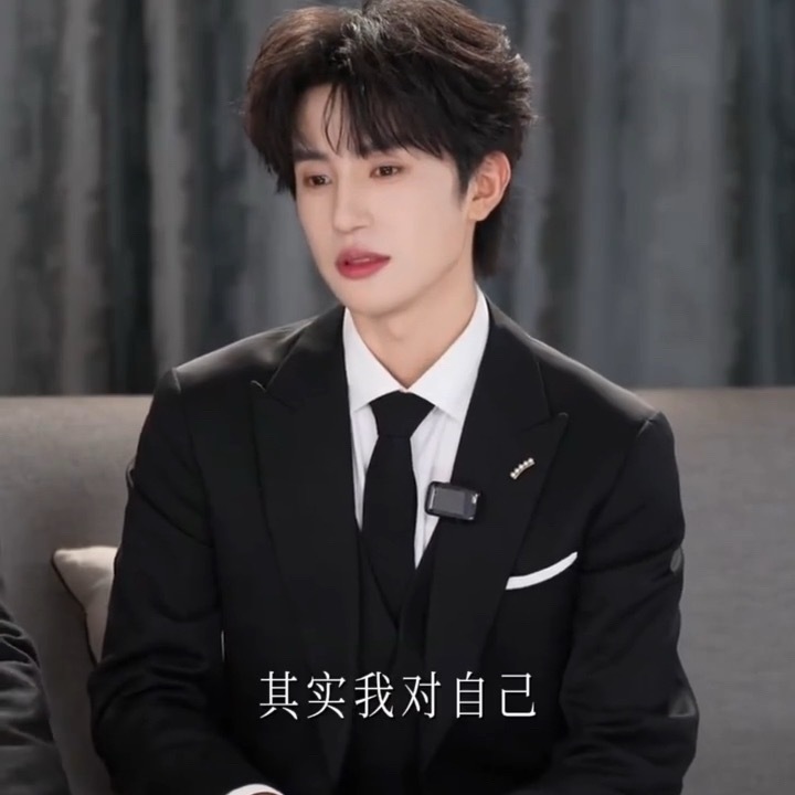 张翅陈添祥说私下会较劲张翅不觉得自己是短剧顶流从默默无闻到收获热度，面对外界褒贬