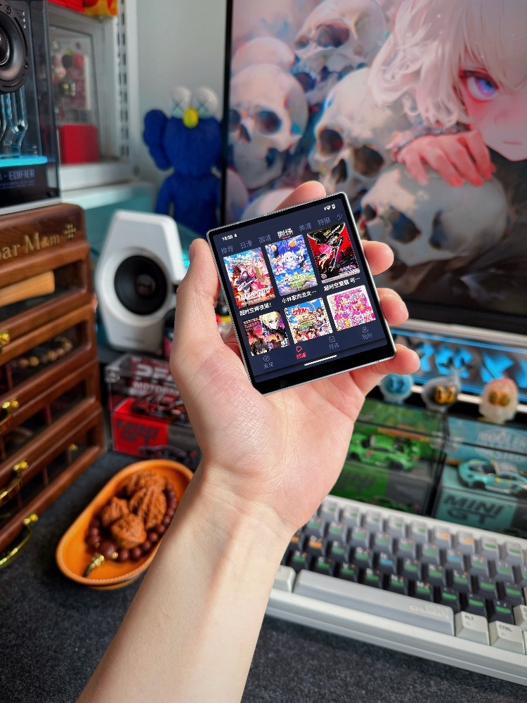 ikko是神！最强娱乐小方屏整机尺寸比目前市面上的小折叠都小一点，厚度跟苹果差不