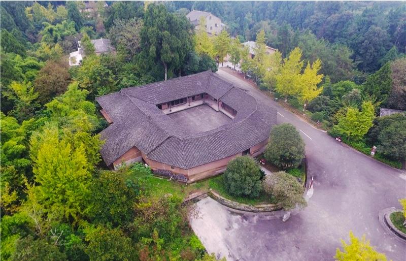 风拂过樱花雨，定格在武汉东湖的粉色滤镜里。或去婺源江岭，看油菜花梯田与白墙黛瓦相