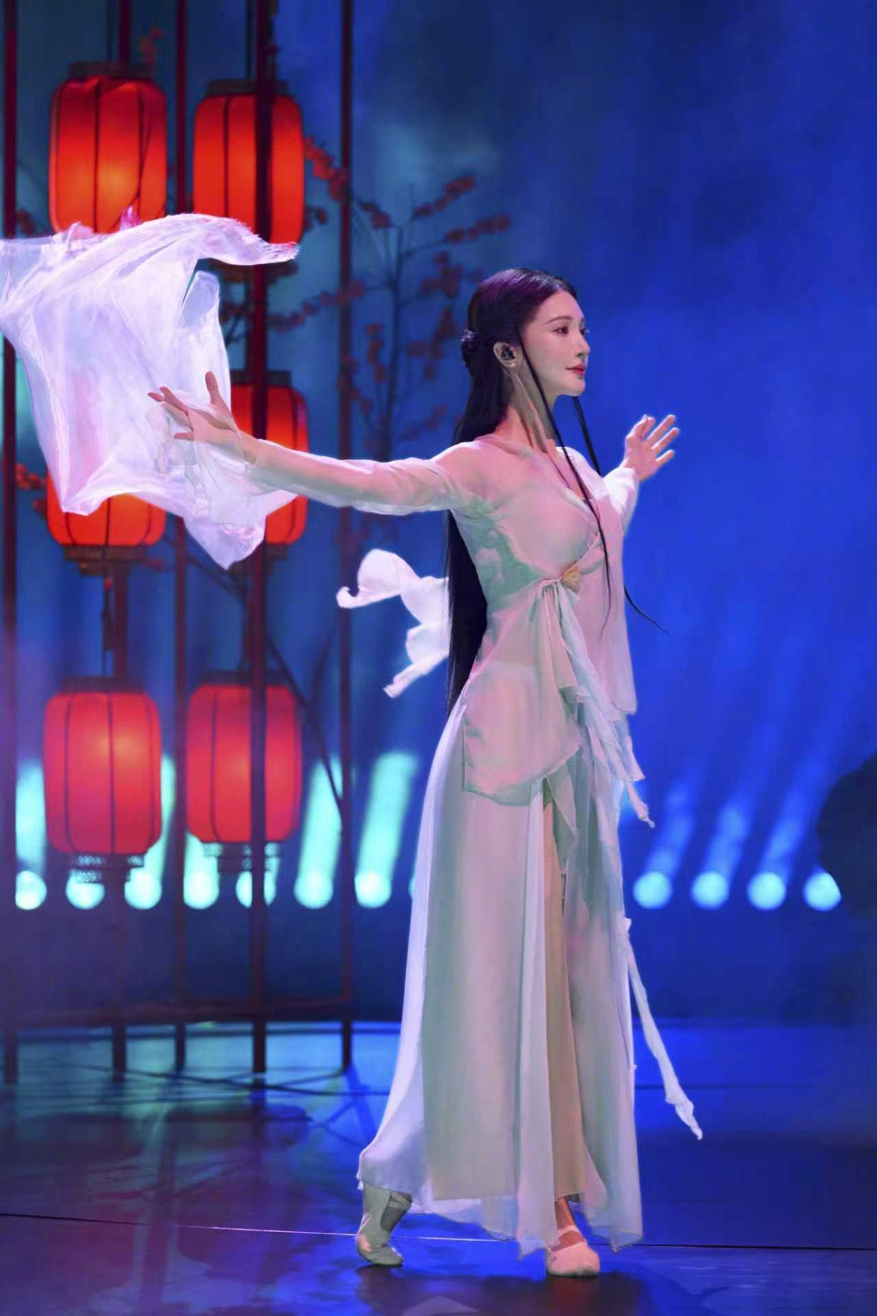 金晨上音综了被金晨的国风舞台狠狠惊艳！《半壶纱》唱出江南温婉，优美舞姿尽显功底，
