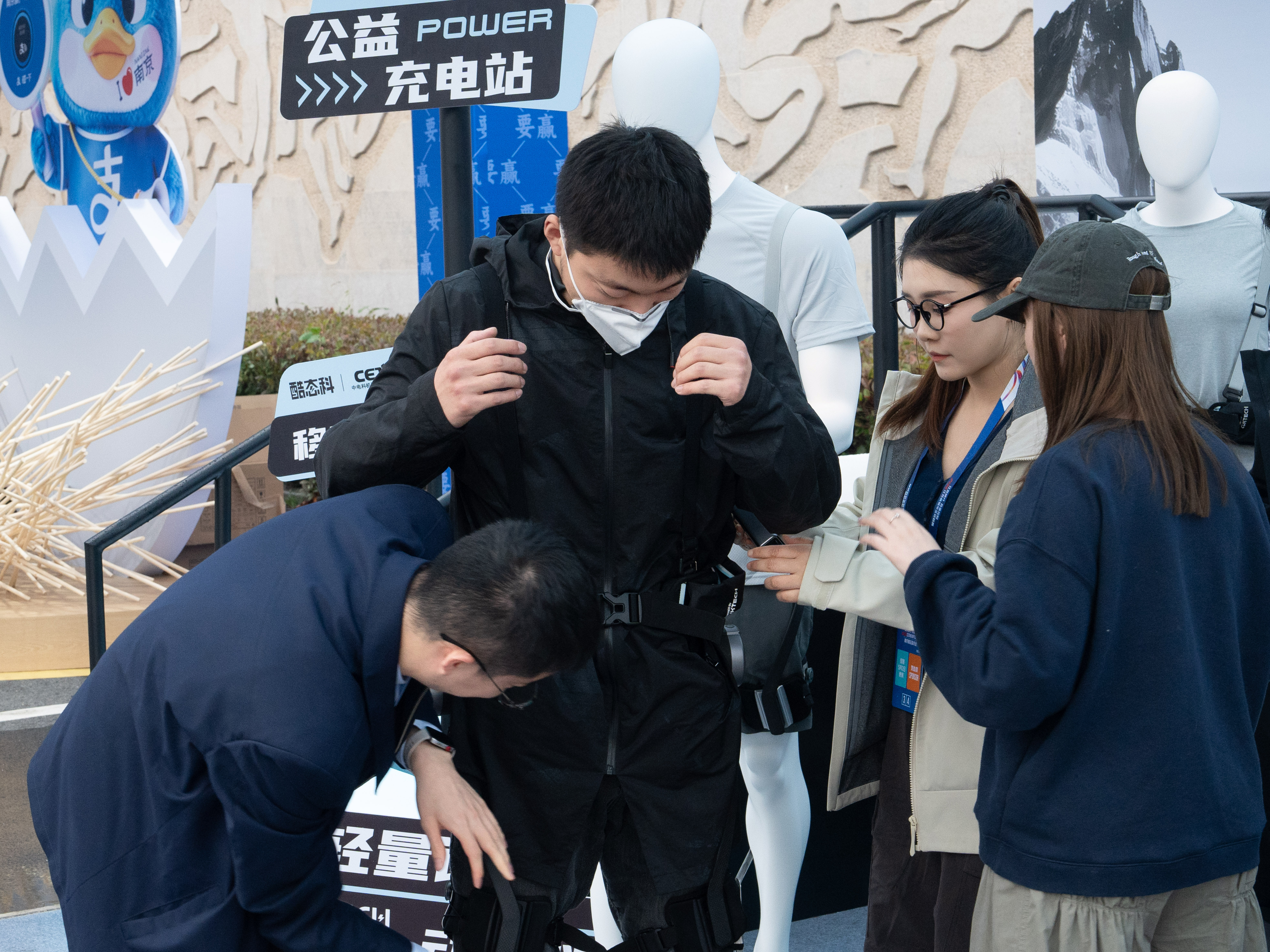 酷态科 × 中电科外骨骼机器人 苏超南京主场这波外骨骼机器人真的帅到我了。昨天苏